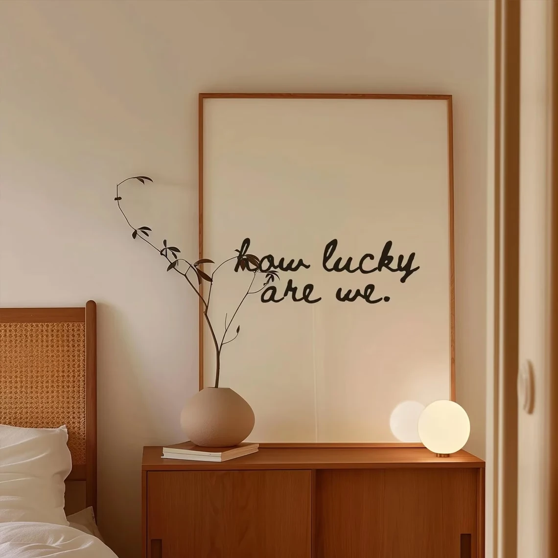 Moderne Wandkunst „How Lucky Are We“ im minimalistischen Stil, Leinwanddruck, neutrales Schriftzug-Poster oder Heimdekoration für Wohnzimmer und Schlafzimmer