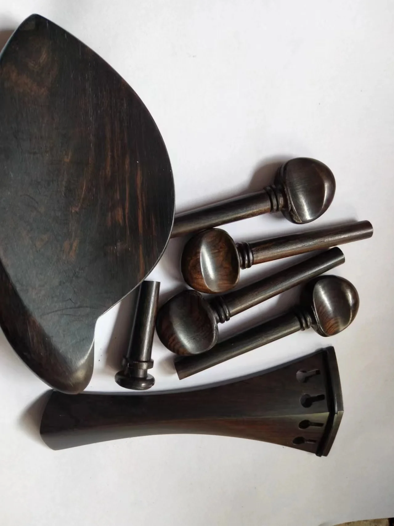 

Комплект фурнитуры для скрипки из эбенового дерева: 4 колки, 1 концевая колка, подбородник и струнодержатель, размер 4/4