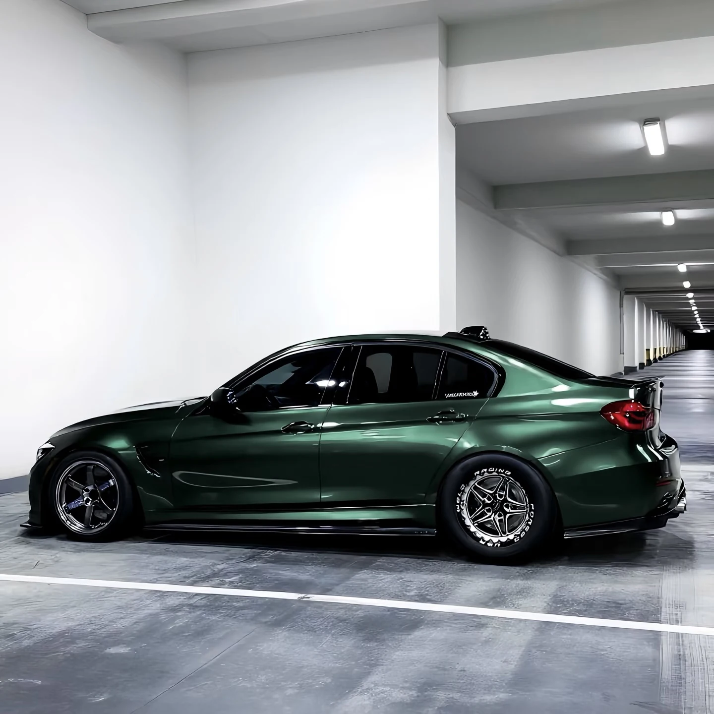 

Glossy Green PET Metallic Vinyl Wrap Cool Color Car Wrap DIY Supplies for Vehicle Body Decoration