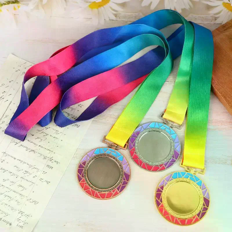 

Металлические награды Медали с шейной лентой Золото Серебро Бронзовый стиль для спортивной академической продукции или любого соревнования Диаметр