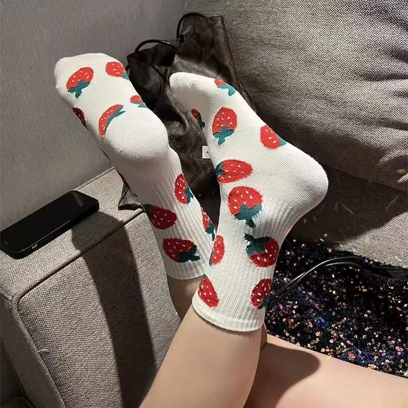1/3 Paar Damen-Socken mit niedlichem Erdbeer-Print bis zur Mitte der Wade – atmungsaktives Cartoon-Frucht-Design, weiße Freizeitsocken für Herbst und Winter, warm