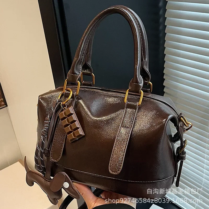 AW2025 Bolsa Boston de luxo silenciosa, alça superior de couro de grão integral com alça de corrente removível para sala de tabuleiro chique