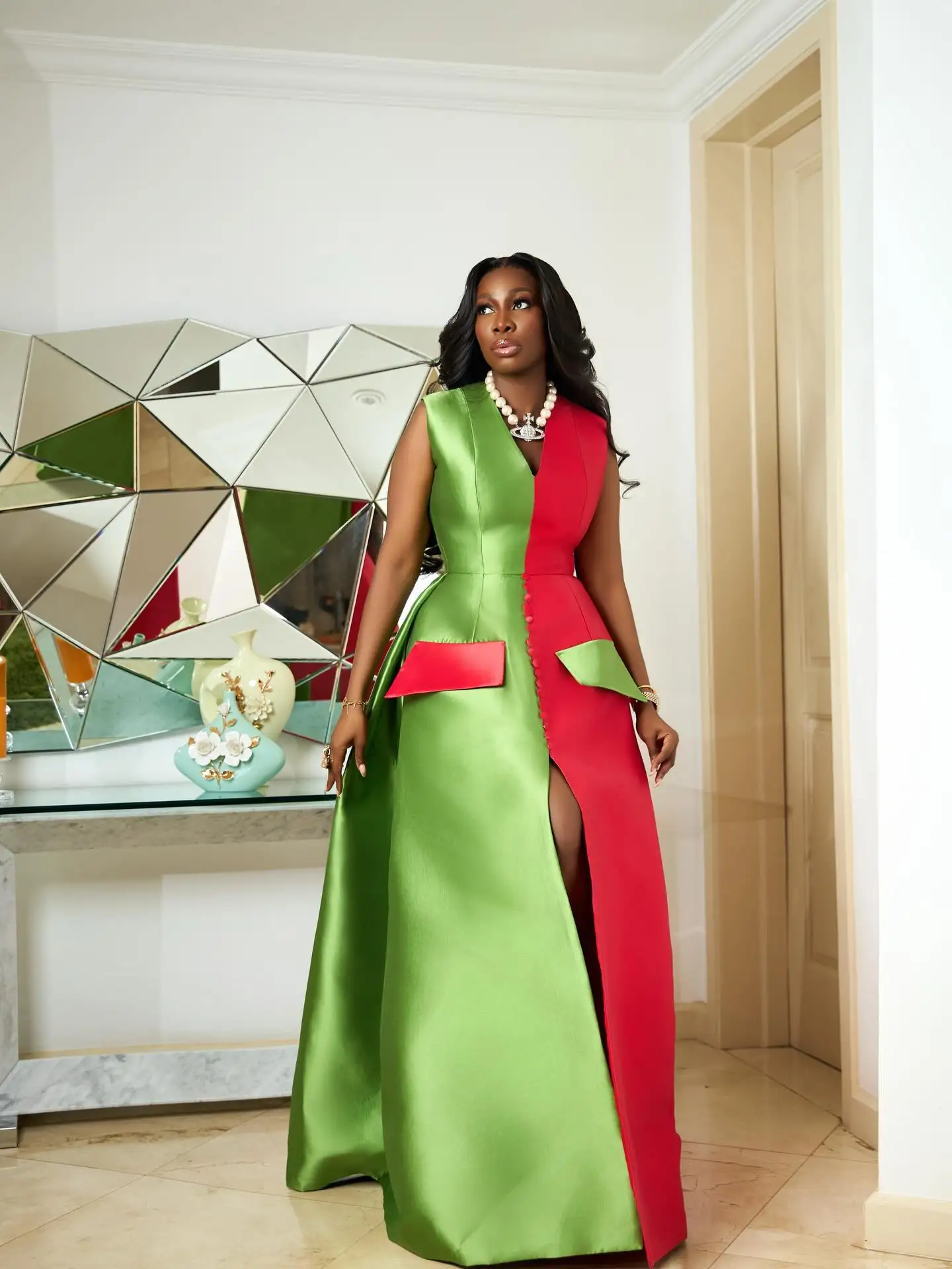 Luxuriöse Satin-Abendparty-Formelle Kleider, hübsche Rüschen, gestuftes bodenlanges Ballkleid, florales High-Low-Festzugkleid mit Blumenapplikationen