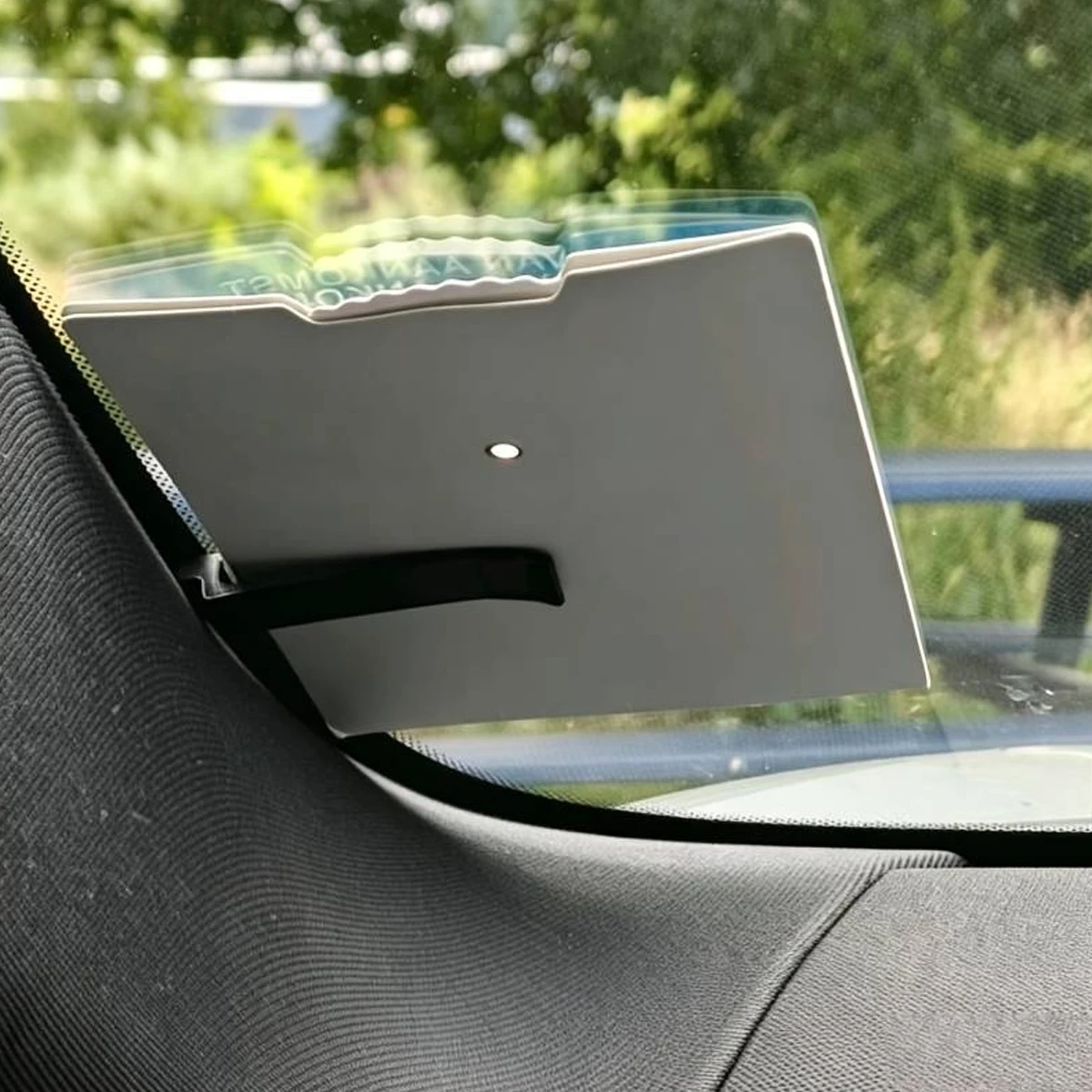 Kfz-Beleghalter im Doppelpack für Windschutzscheibe und A-Säule, sicherer Einsetzmechanismus, kein Wackeln – Detail 2