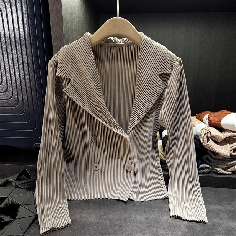 

Осень 2024, новый легкий женский костюм с длинными рукавами, пальто, шикарный высококачественный простой однотонный женский плиссированный пиджак с двумя пуговицами