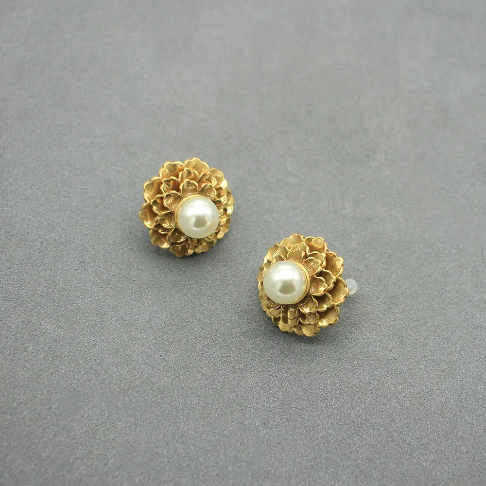 

Vintage Chic Layered Petal Pearl Ear Cuff Earrings - Luxury-inspired Mid-century Jewelry