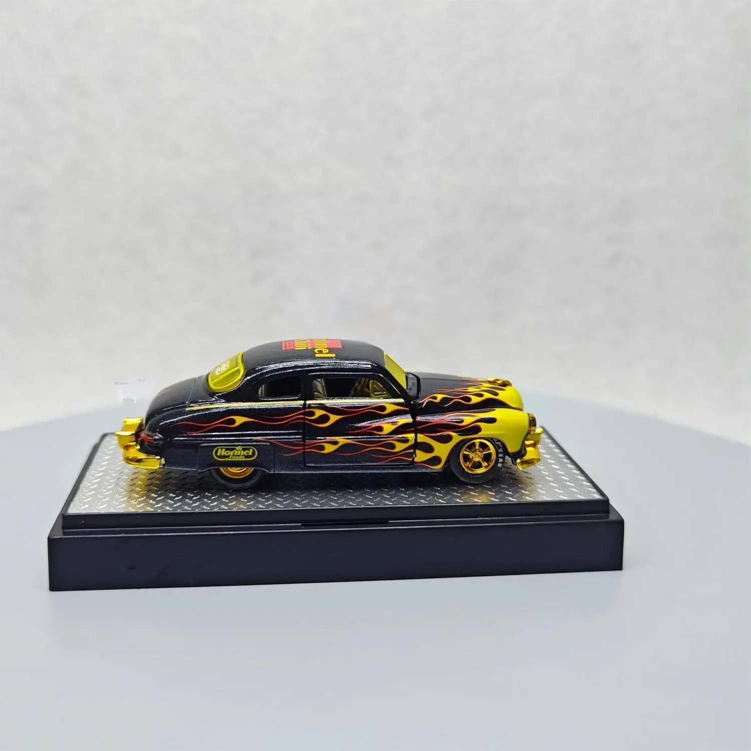 M2 Machines 1/64 1949 Mercury Custom Hormel Chili Gold Hub Die-cast alloy car model collection display child gift