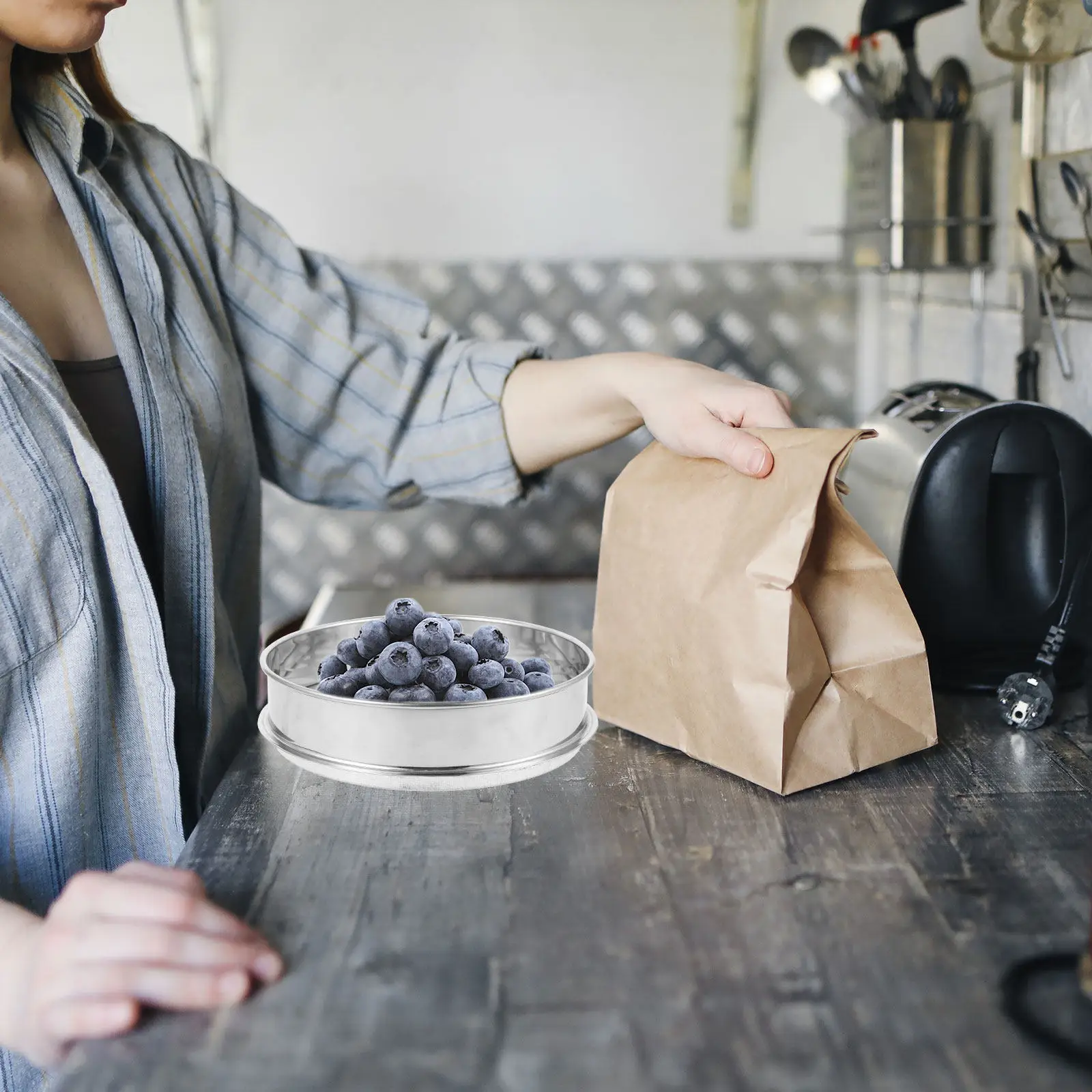 

Stainless Steel Blueberry Sieve Round Hole Design Safe Smooth Surface Kitchen Sieve for Home Use Garden Soil Screen