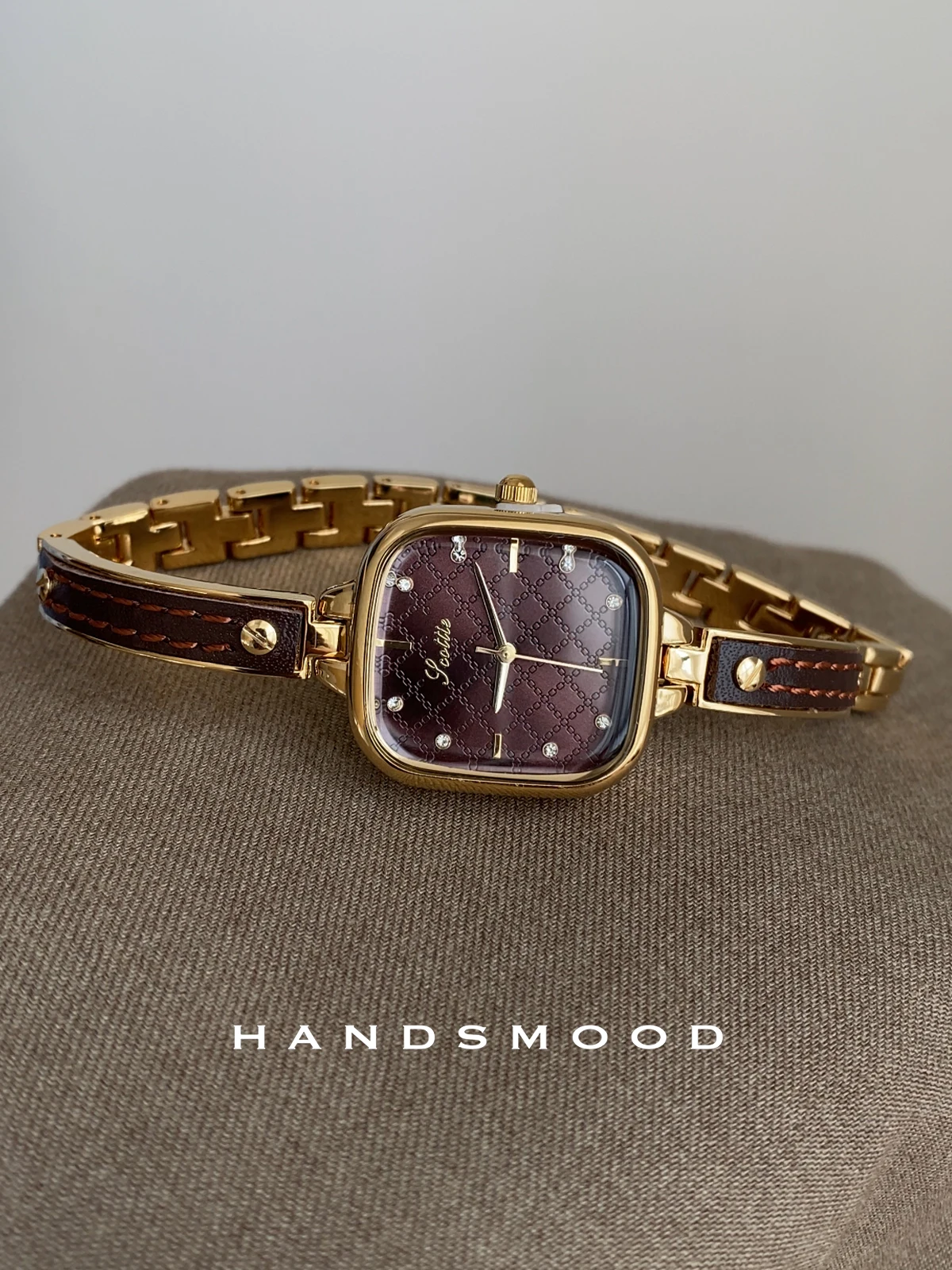 ساعة نسائية فاخرة أصلية بتصميم نصف إسورة كلاسيكي فاخر ورائع ومتطور. سلسلة نسائية.