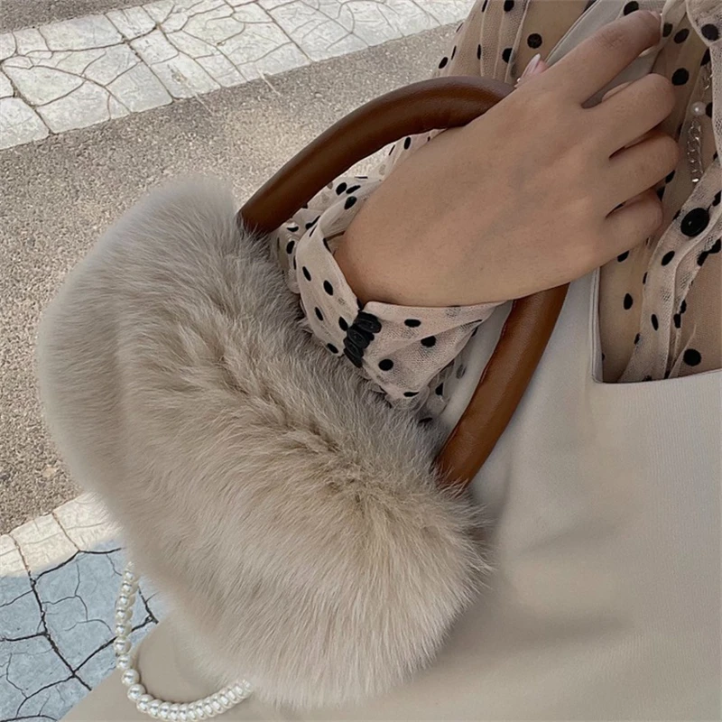 

Women's Fashion Fur Handbag Fox Fur Large Capacity Handbag Pearl Chain Embellished Luxury Shoulder Fur Bag