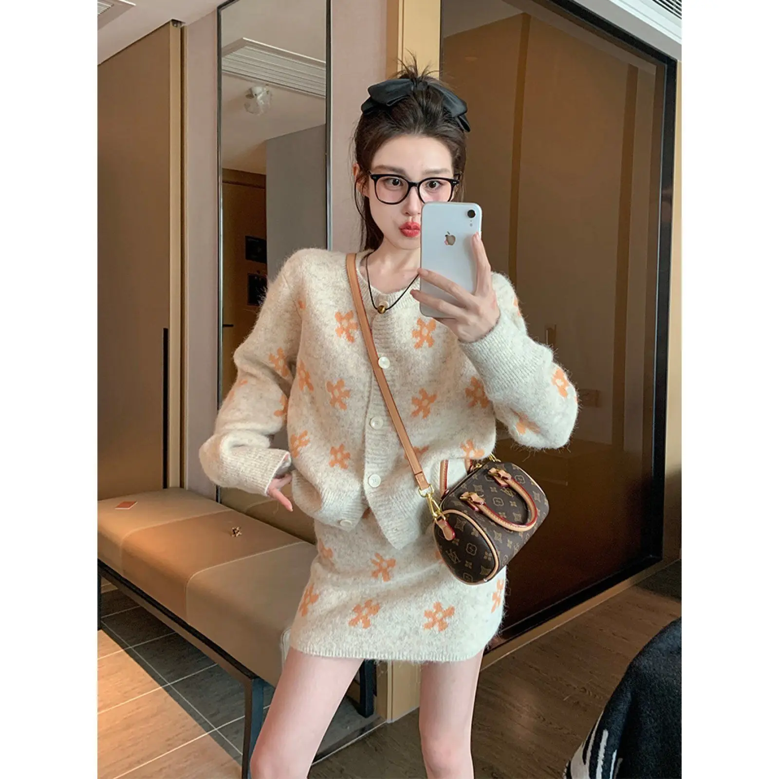 女性の秋と冬のためのセーターセット新しいスタイルの気質年齢を軽減するファッションニットハーフスカートツーピースセット