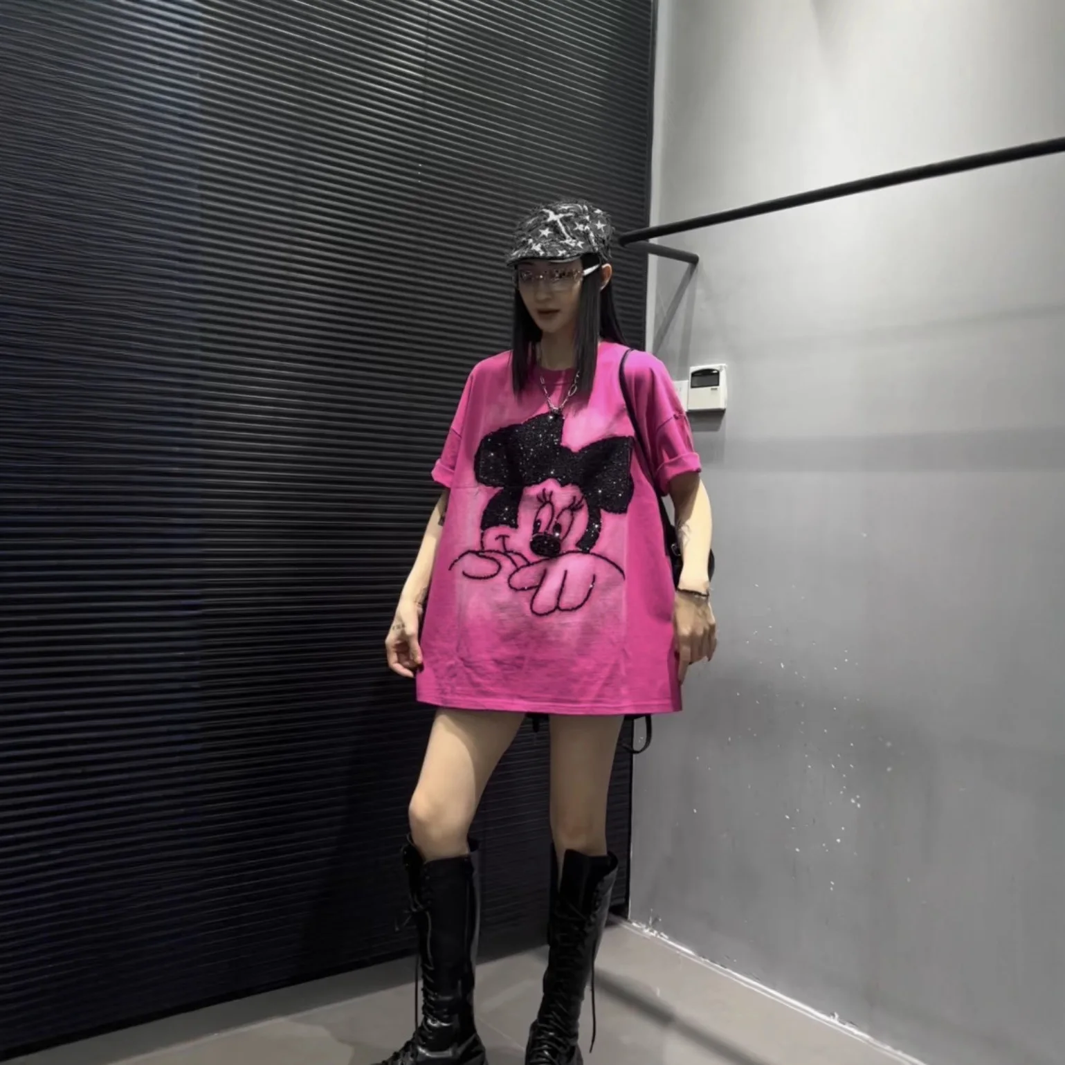 النمط الأوروبي أوائل الربيع المرأة تي شيرت 2026 جديد الثقيلة محكم تنقش فضفاض منتصف طول ملابس Kawaii العصرية