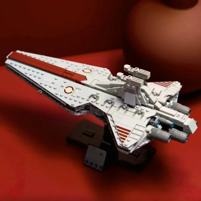 

Конструктор 643 детали: Космический корабль-разведчик MOC «Эра клонов» (Space Wars), модель атакующего корабля с двойными мостами, декор для дома, совместим с 75441 Venator Republic