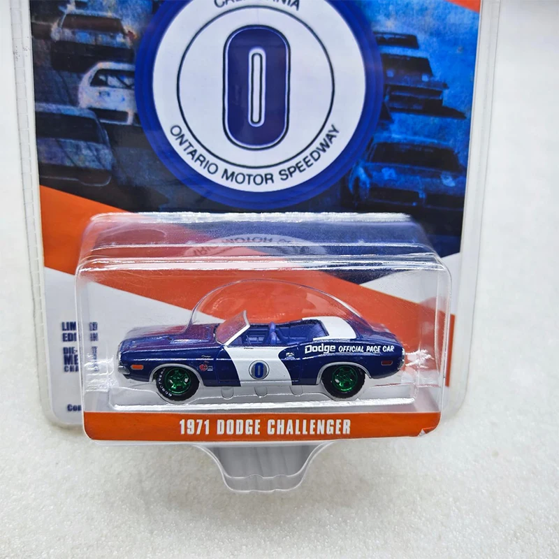 Greenlight 1:64 Dodge Challenger Convertible Travel resmi bukan seri campuran Die Casting Model mengumpulkan ornamen