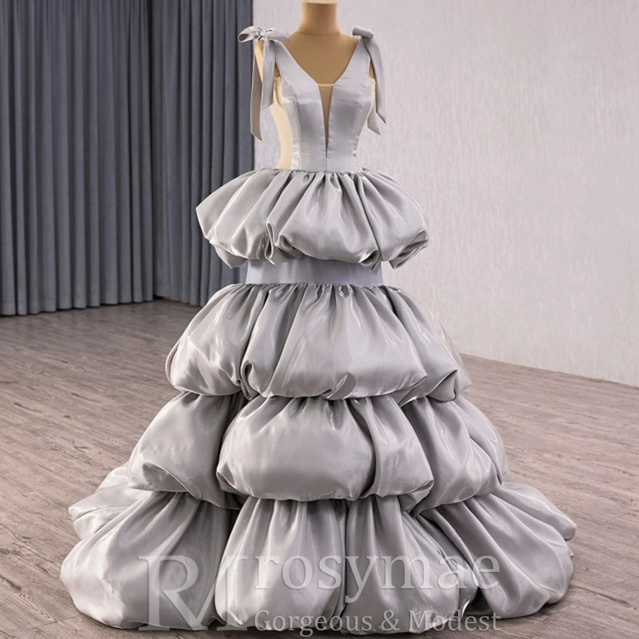 Rosymae Vestido de fiesta gris de alta gama con silueta acampanada con cuello en V y volantes en cascada Diseño sin espalda para eventos formales