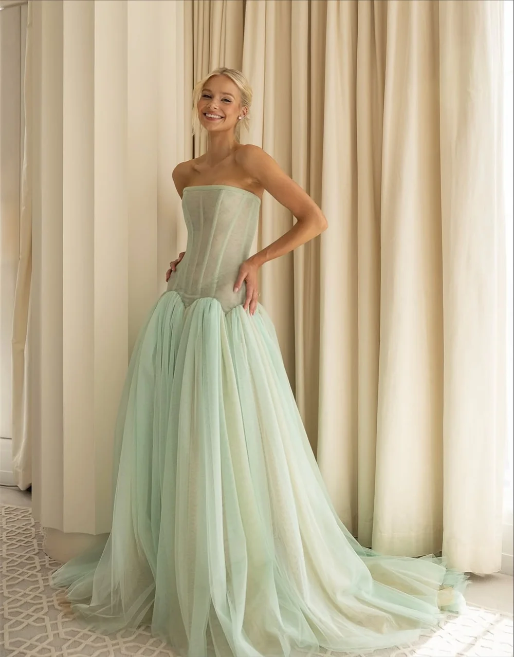 캐시 맞춤형 애플 그린 스트랩리스 A라인 프로무 드레스 우아한 민소매 웨딩 드레스 코트 트레인 이브닝 드레스 2025