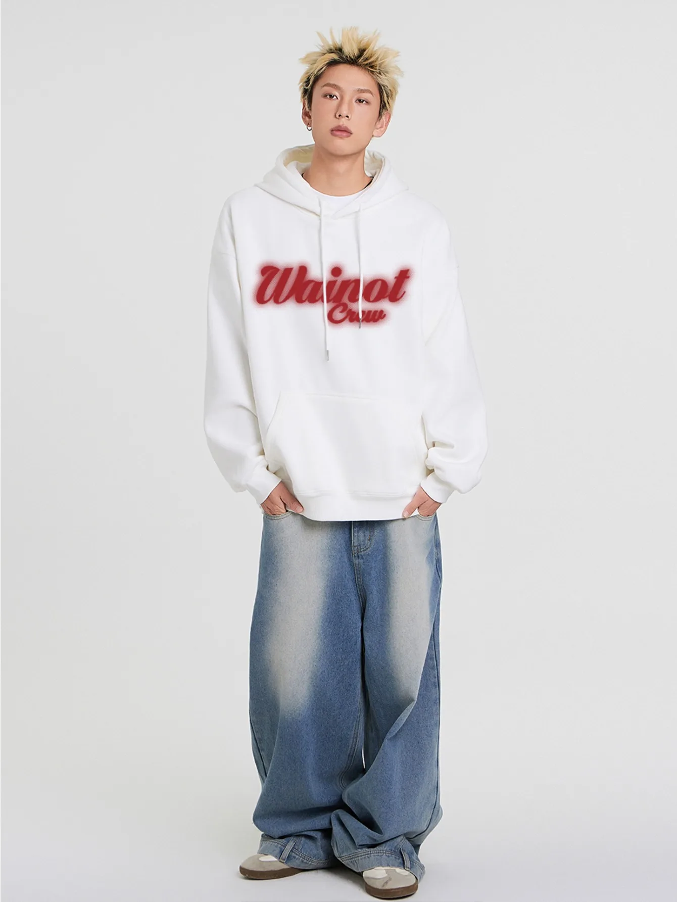 سويت شيرت رجالي أبيض بقلنسوة بلوفر فضفاض مع شعار أحمر جريء مطبوع عليه شعار 'W' ملابس غير رسمية للجنسين نمط للرجال المراهقين