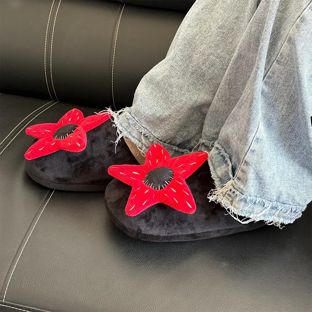 2025 أنيمي أكلة لحوم البشر زهرة غريب شيء نعال قماش الكرتون الرعب زهرة حمراء محشوة أحذية النساء الرجال داخلي شبشب منزل