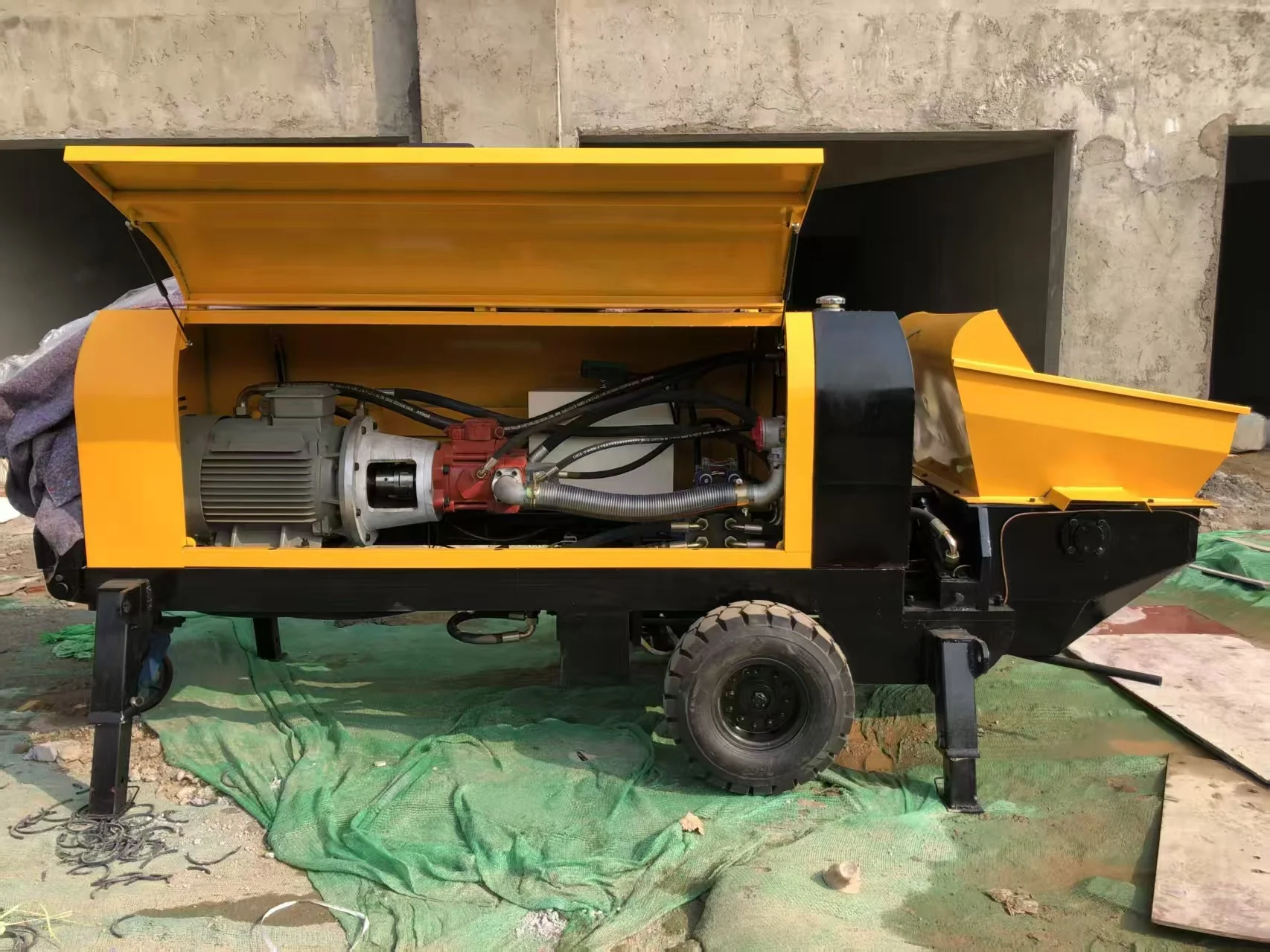 Versatile Diesel-Powered Delivery Pump, Single-Cylinder Vertical Transport 10-20m, for Various Concrete Applications. view 5