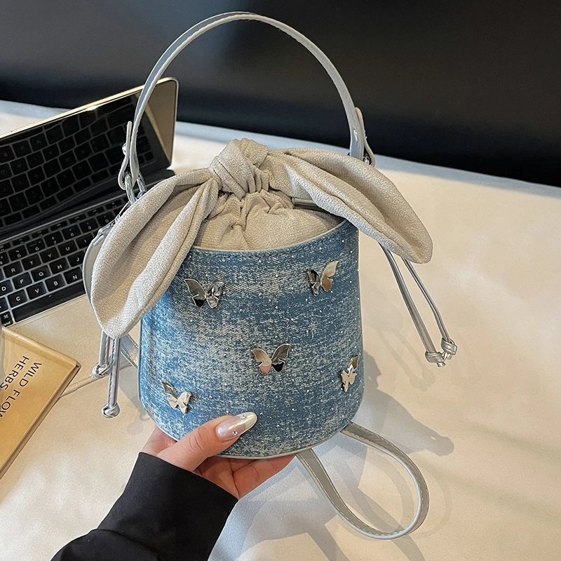 

2025 новые модные сумки-ведра, украшенные бабочками, шикарная джинсовая большая сумка, повседневные пригородные универсальные сумки через плечо с уникальным дизайном