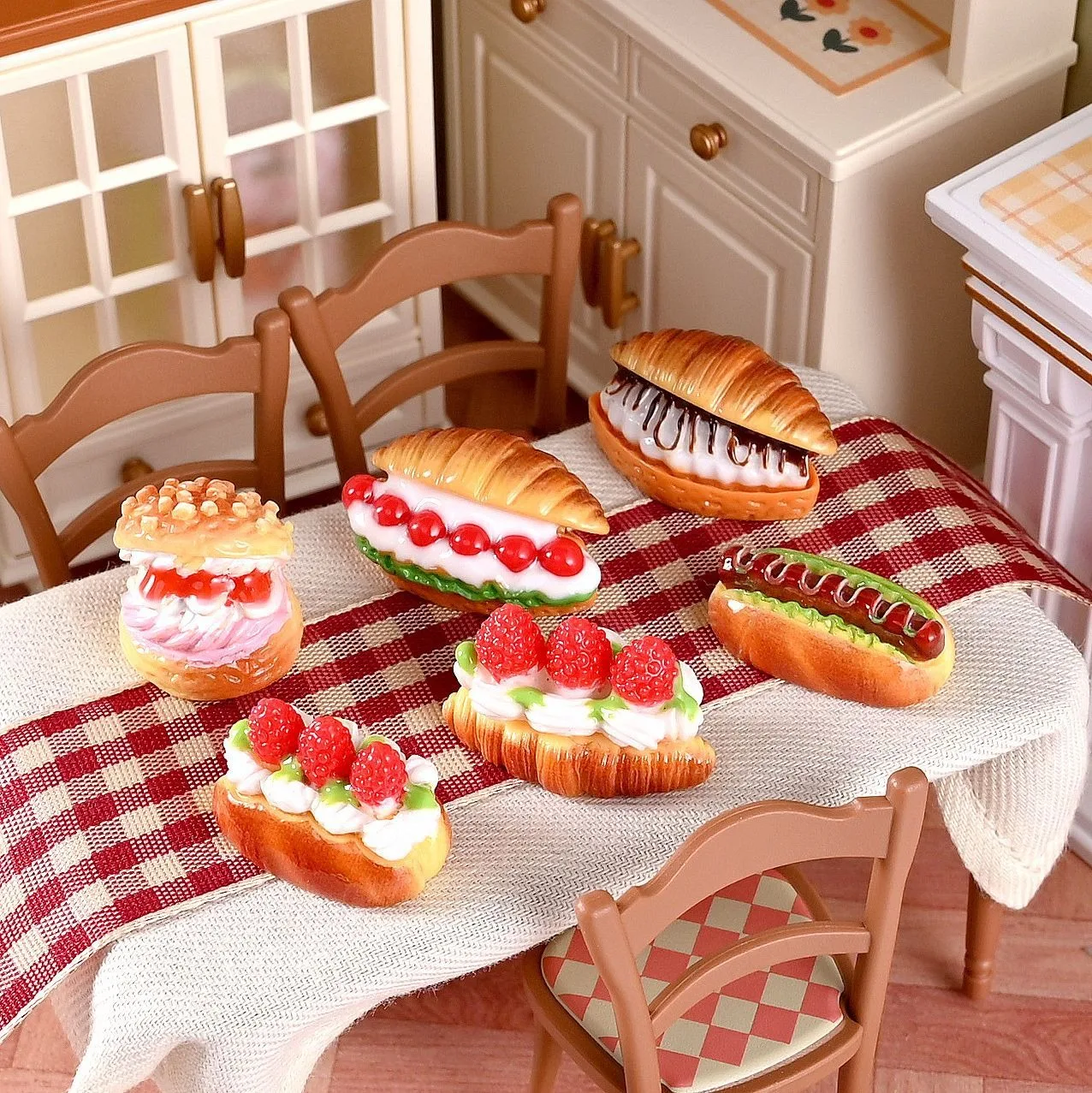 6 piezas de juguetes de comida en miniatura de resina, bonitos granulados de hot dog americano y croissant, decoración de cocina para casa de muñecas