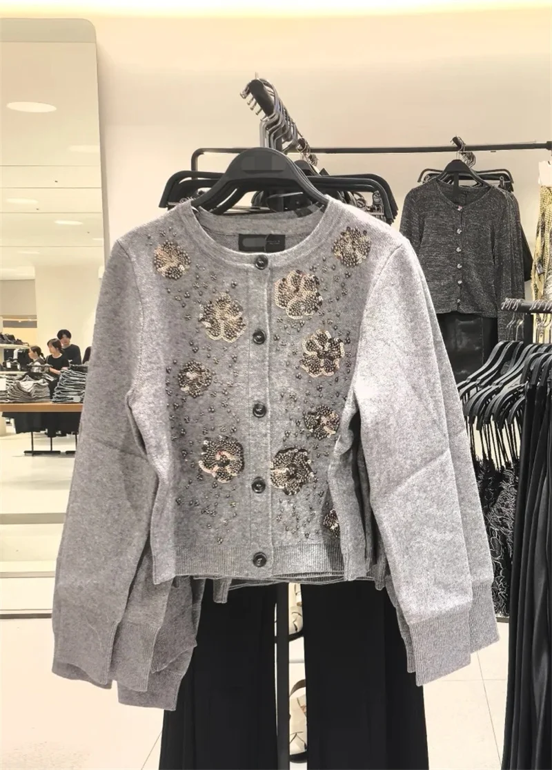 เสื้อแจ็คเก็ตผู้หญิง 2025 ฤดูใบไม้ร่วง สไตล์ใหม่ สีเทา แขนยาว คาร์ดิแกนถักประดับลูกปัด แฟชั่นลำลอง อเนกประสงค์