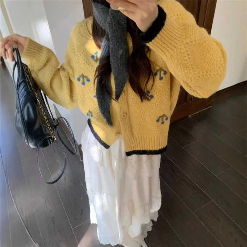 เสื้อสเวตเตอร์ถักไหมพรมแบบมีฮู้ดสำหรับผู้หญิง สไตล์เรโทร ตัดสี แต่งดอกไม้ ซิป นุ่ม สวมใส่สบาย เหมาะสำหรับฤดูใบไม้ร่วงและฤดูหนาว