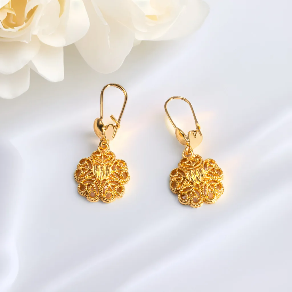 9999 gold ear jewelry specially designed for the Middle East and Dubai. Small earrings with ear pendants in the shape of flowers