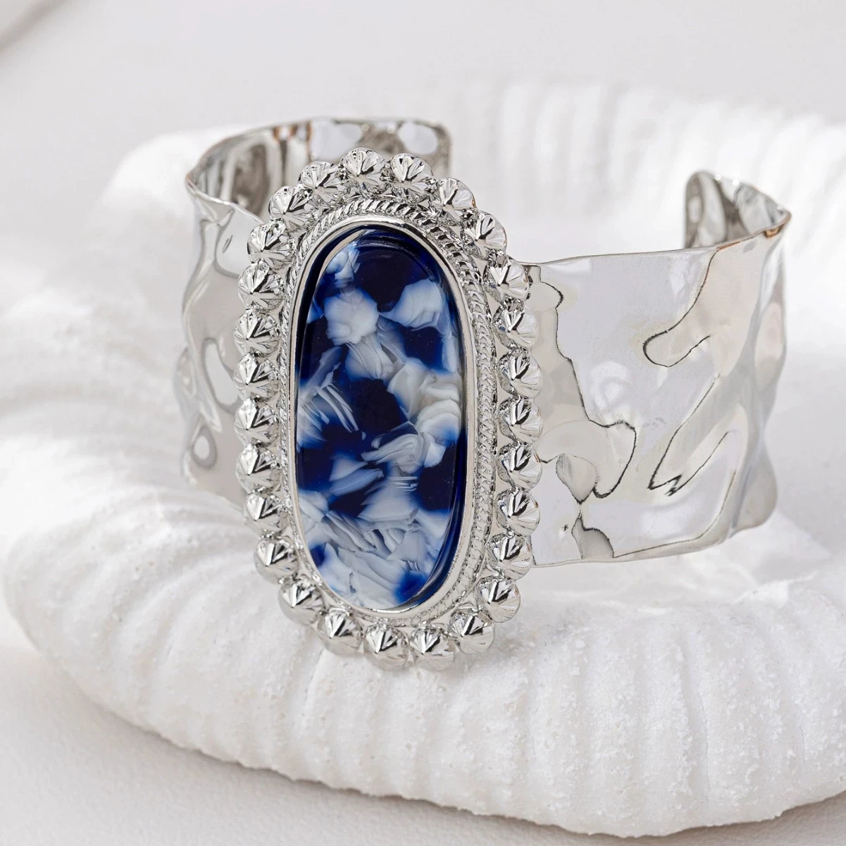 القطع الناقص الأزرق الراتنج الغريبة الهندسة غير النظامية الجلد الملمس نسخة واسعة سوار معدني للنساء فتاة العصرية الإسورة HUANZHI جديد