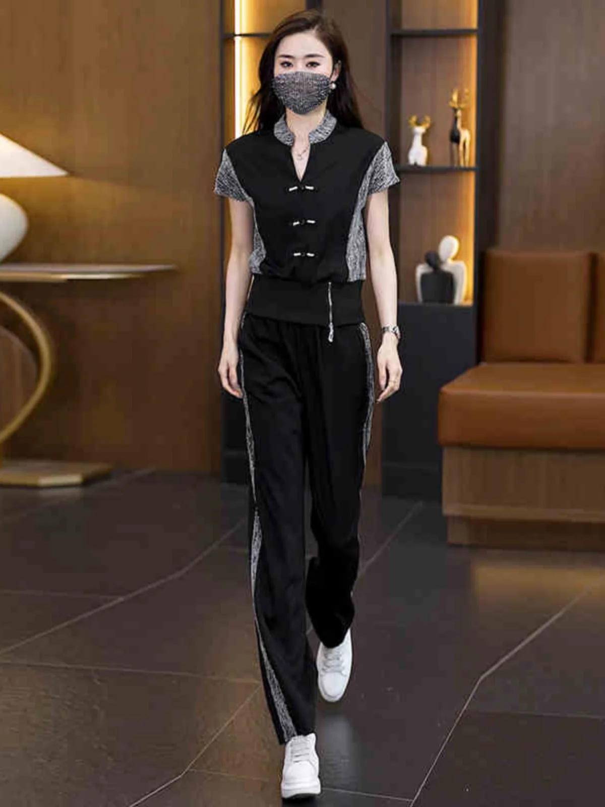 

Новый модный комплект в китайском стиле 2026 года: женский летний повседневный спортивный костюм из двух предметов с широкими брюками на пуговицах и топом с коротким рукавом и V-образным вырезом