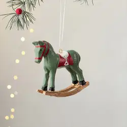 Ciondolo natalizio retrò Simpatico cartone animato 3D Cavallo a dondolo Ornamento da appendere in resina per albero di Natale Decorazione domestica di buon Natale