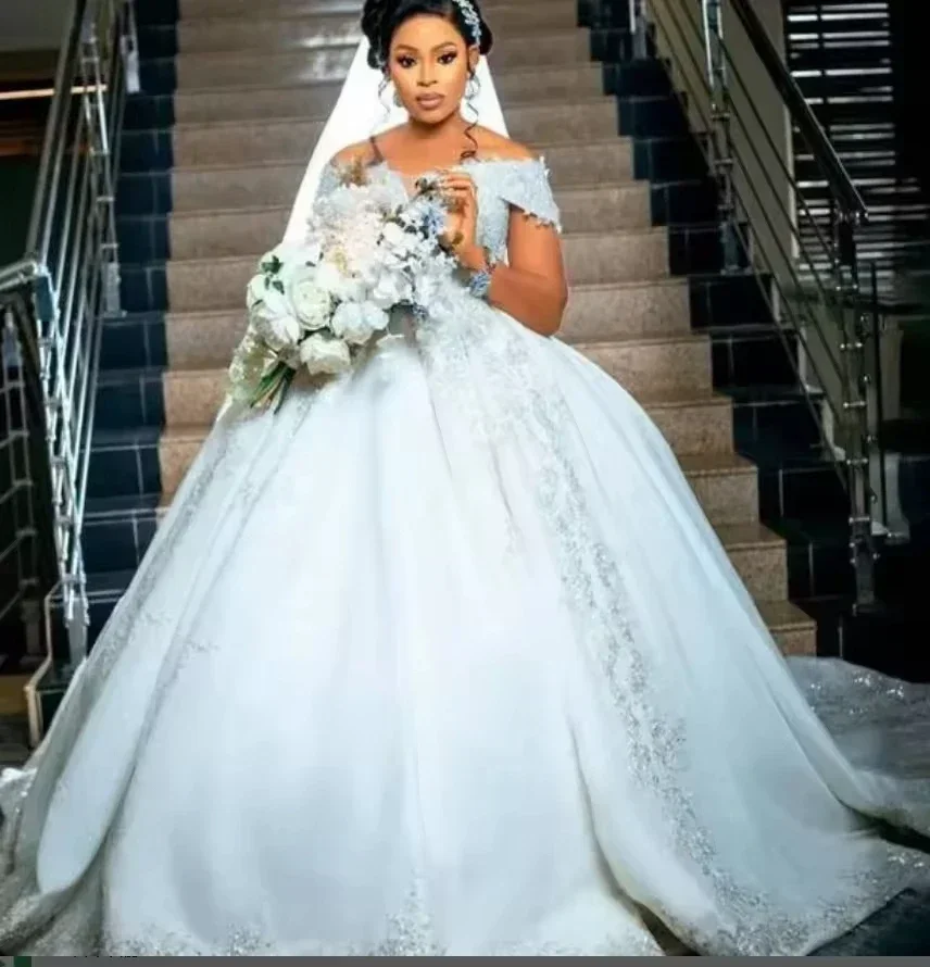 Maßgeschneidertes Prinzessinnen-Hochzeitskleid Vintage Schulterfreies Illusions-Brautkleid mit Kristallperlen und Kurzen Ärmeln 2025
