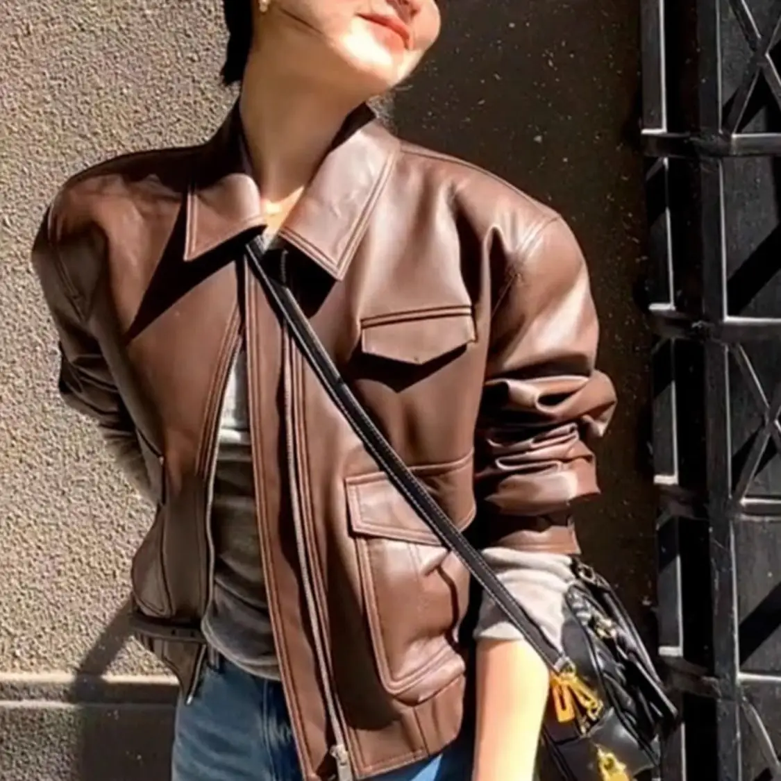 

Женские джинсовые куртки розового цвета, маленькие, нежные, осенне-зимние, на пуговицах, в полоску, средней длины, белые, простые, для пар, удобные, с воротником, модные