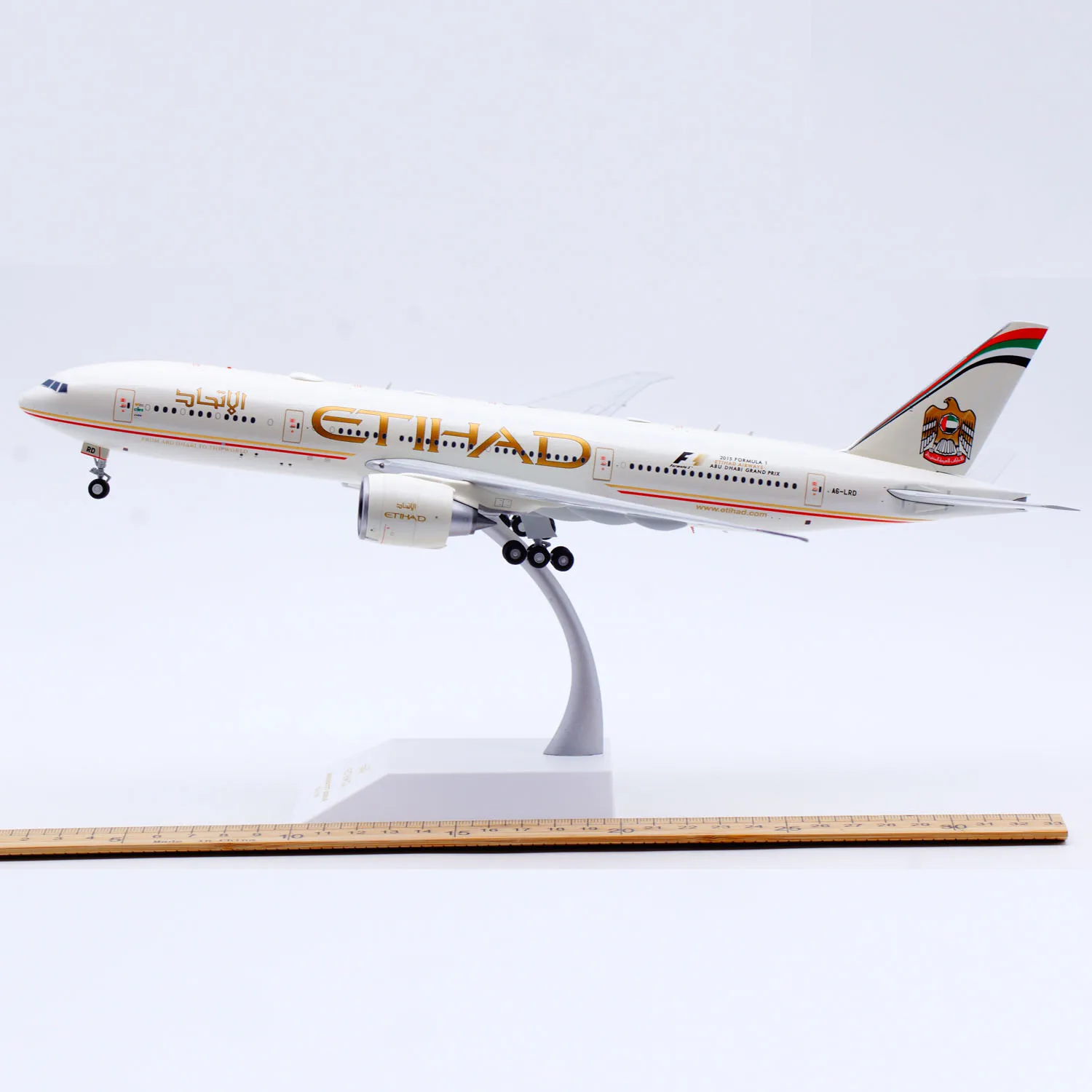 Фото XX20318 Коллекционная модель самолета JC Wings 1:200 Etihad Airways Boeing B777-200LR, литая под давлением, с подставкой, A6-LRD