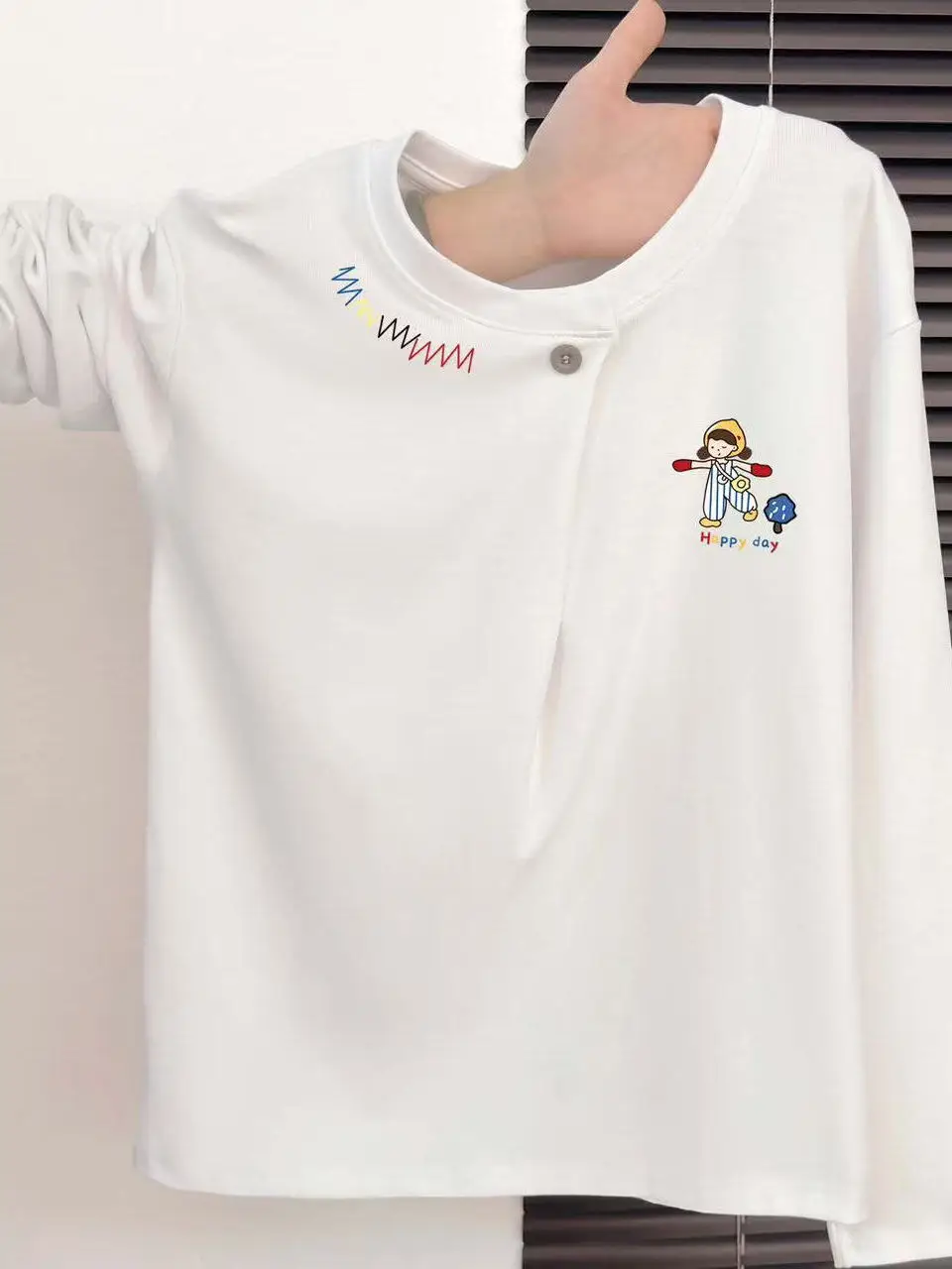 

Белая женская футболка с длинным рукавом, на пуговицах, с открытым воротником, с мультяшным принтом, свободного кроя, стандартной длины, для повседневной носки