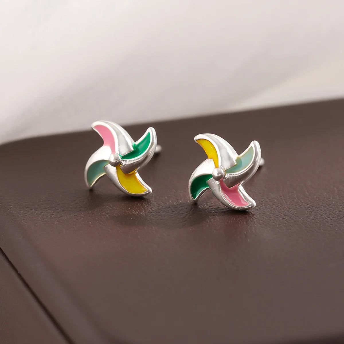 

Модные простые компактные серьги-гвоздики из стерлингового серебра 925 пробы с разноцветными элементами в виде ветряных мельниц, модель E051