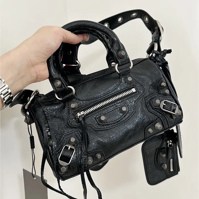 

Новая мини-сумка-цилиндр 2026 года для женщин: кожаная сумка через плечо с заклепками и бахромой, плиссированная, три в одном, из воловьей кожи