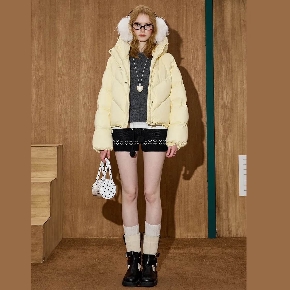 سترة نسائية شتوية لعام 2025 بأكمام منتفخة 90% سترة قصيرة بقلنسوة معطف منتفخ لملابس صغيرة فضفاضة ومريحة كبيرة الحجم