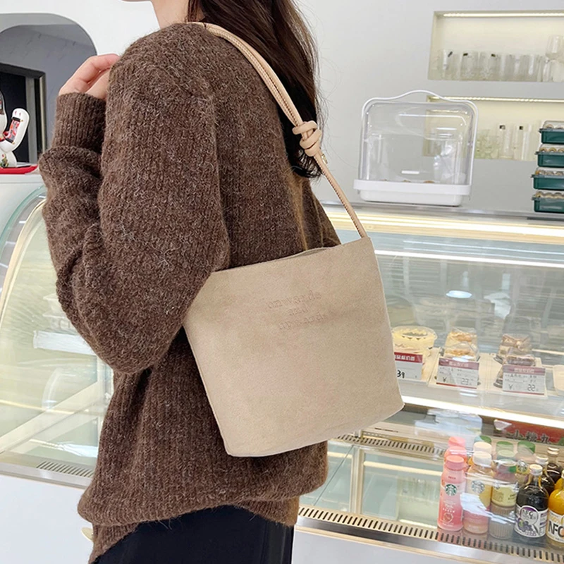 Damen-Handtasche aus Wildleder mit großer Kapazität und Buchstabenmuster, magnetische Schnalle, Samt, PU-Unterarmtasche im Retro-koreanischen Stil – Detail 12