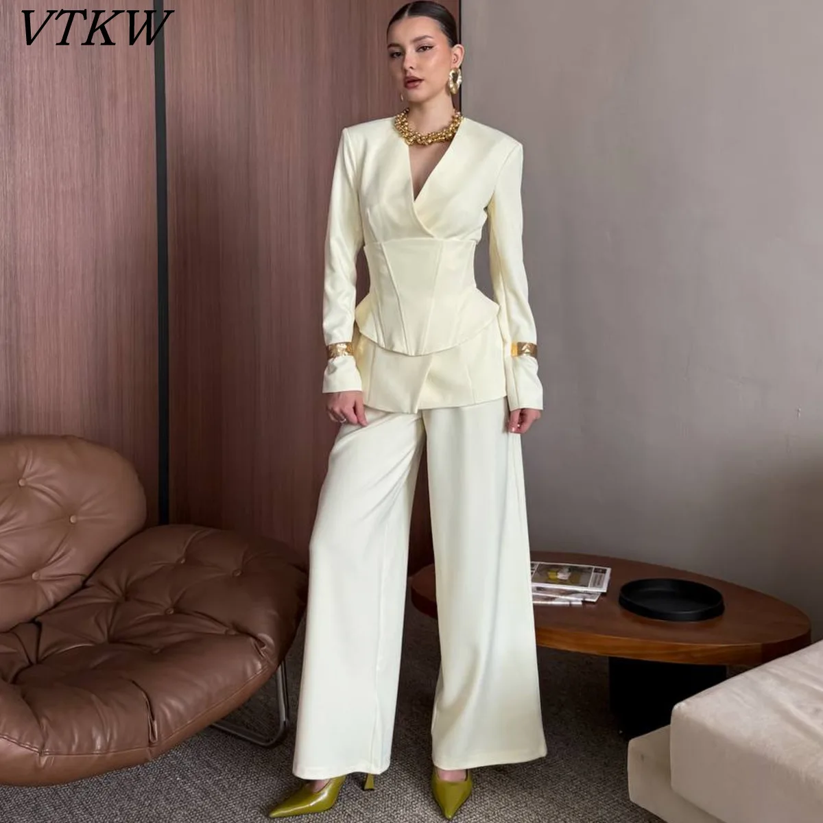

VTKW 2026 Новый женский комплект из 2 предметов: пиджак с V-образным вырезом и корсетом, брюки с широкими штанинами и оборкой сзади на шнуровке, деловой костюм