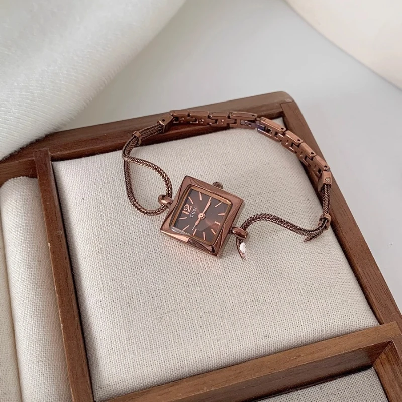 Fashion, elegance and trend women's watch women's small, exquisite, light luxury and simple 2025 new quartz watch birthday gift