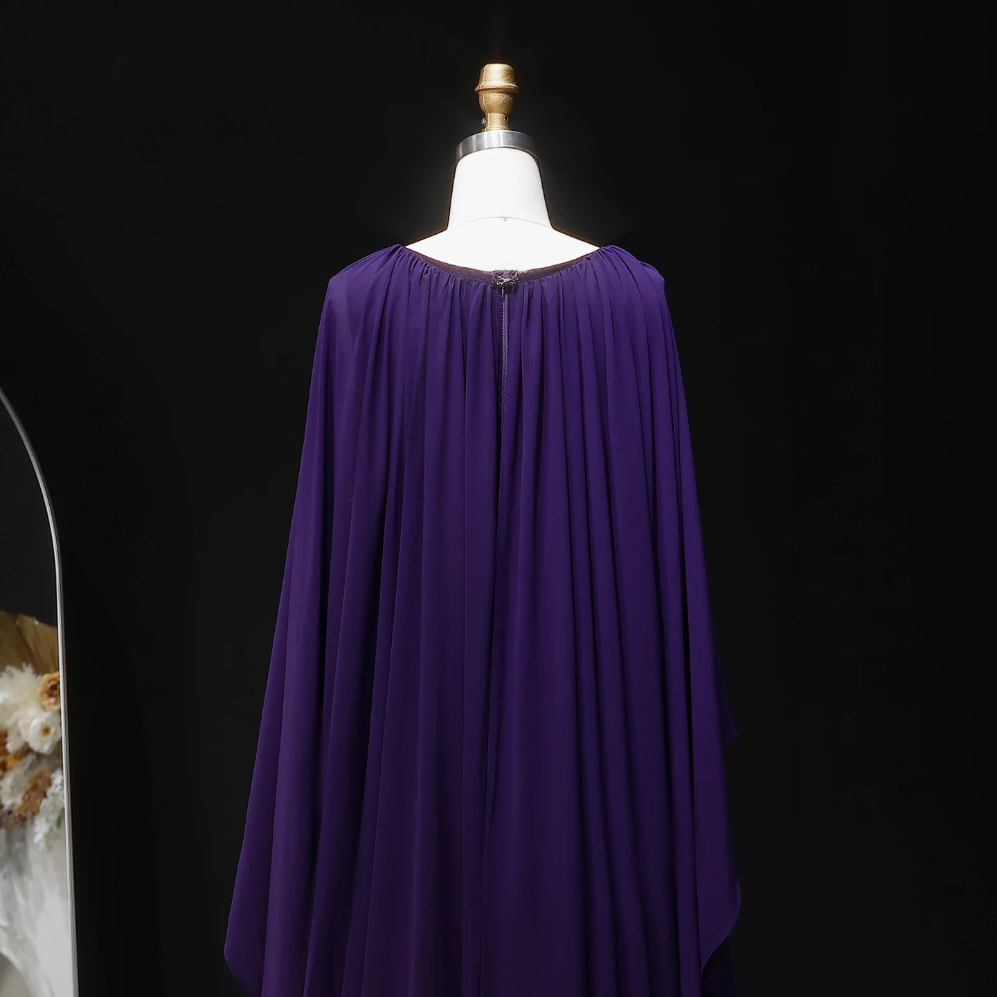 Sharon Said Luxuriöses Weinrotes V-Ausschnitt Langes Cape Chiffon Abendkleid Funkelndes Perlenbesetztes Arabisches Formelles Hochzeitskleid für Damen SS053 Custo – Detail 13