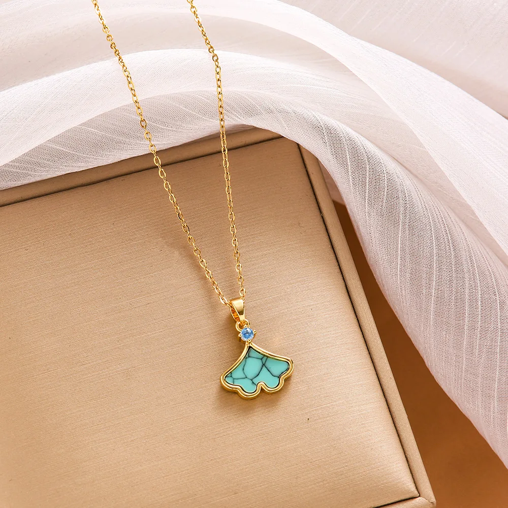 Nuevo collar con colgante de falda dorada, collar de alta gama en forma de abanico fritilario blanco para mujer