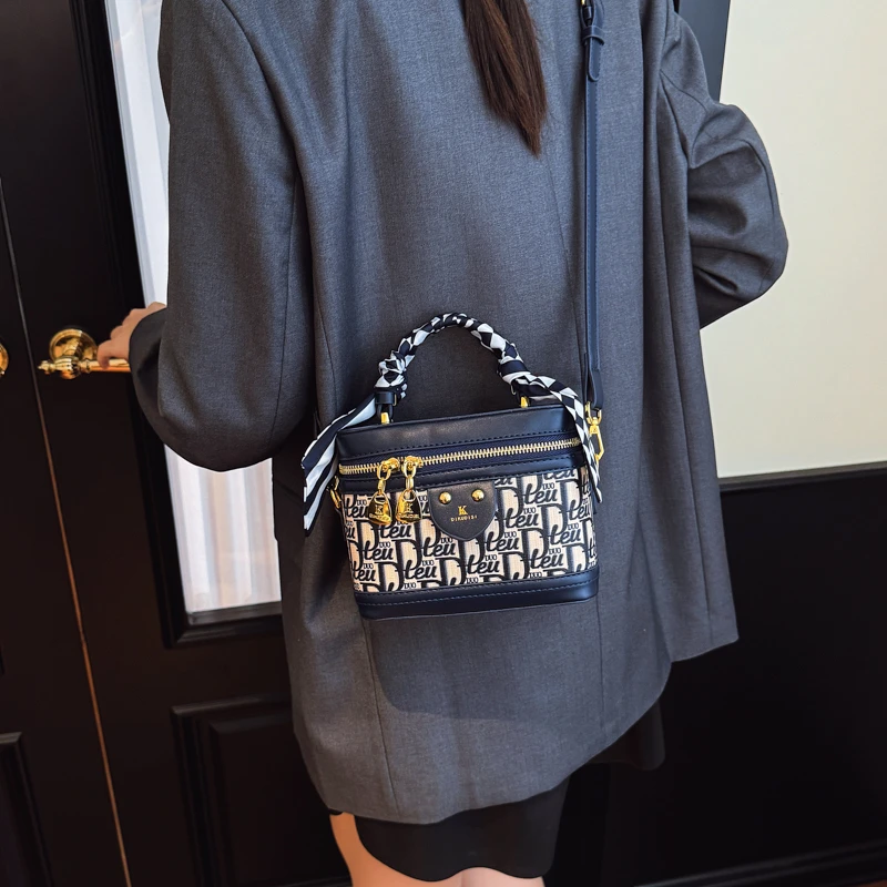 

Unique High-End Crossbody Bag For Women In Paris Style With Solid Color Vintage Feel And Durability