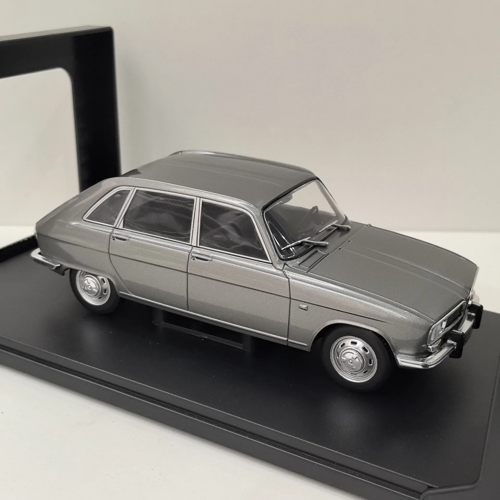 Pressofuso WHITEBOX Scala 1/24 RENAULT 16 1965 Renault Modello di Auto In Lega Da Collezione Giocattolo Regalo Souvenir Display Ornamento