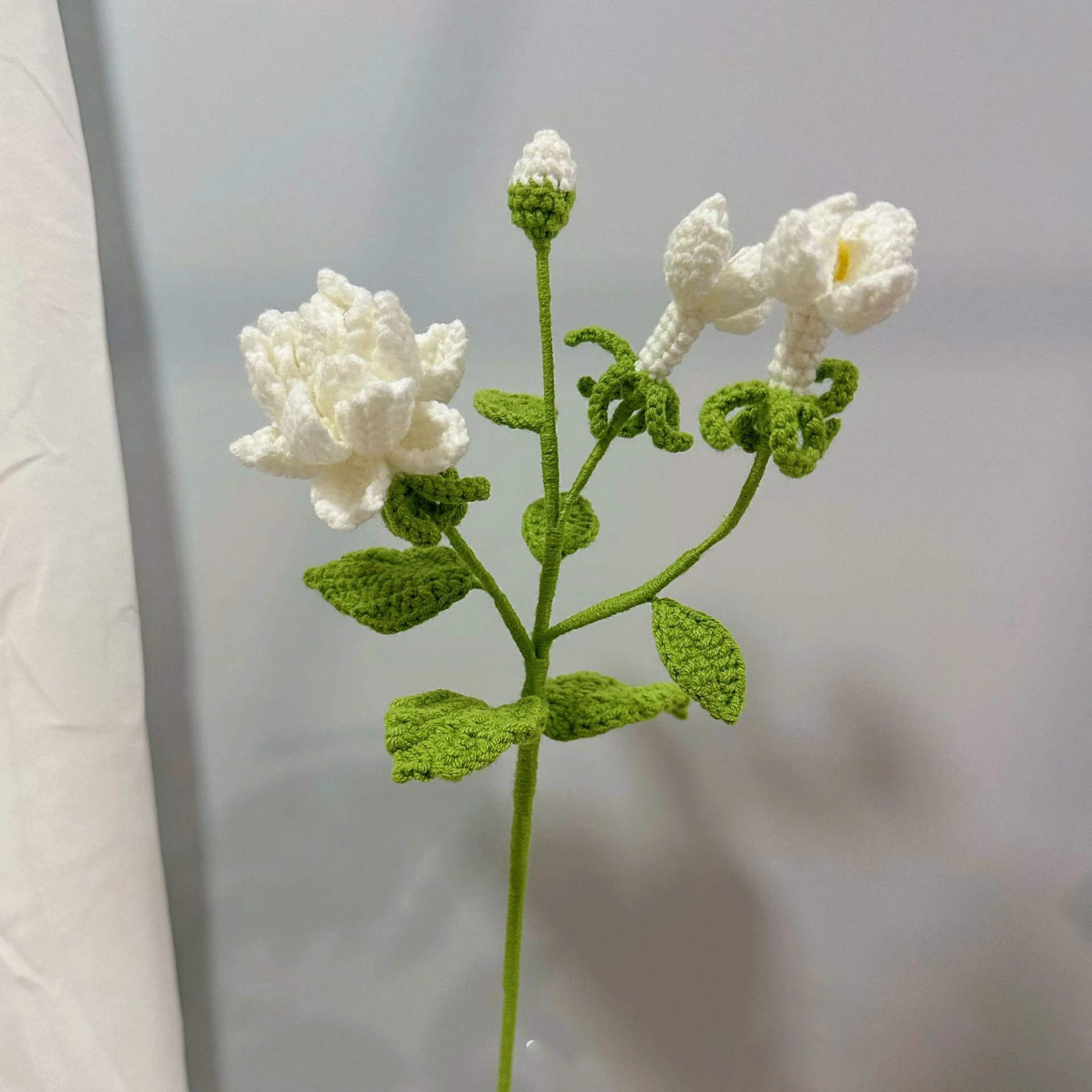 Kreativer Häkelumhang mit Jasminzweigen, handgefertigter Blumenstrauß, künstliche Pflanzen, Hochzeits- und Heimdekoration – Detail 6