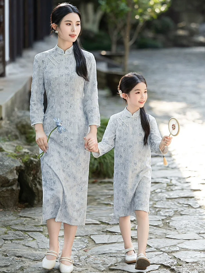 Novo Vestido  Estilo Chinês para Meninas, Roupa Infantil de Outono, Conjunto Mãe-Filha com Estampa Floral e Manga Longa