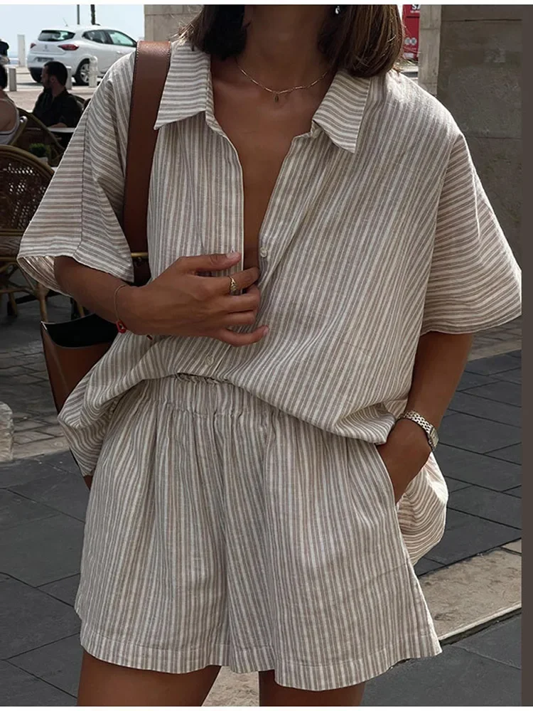 Camicia ampia da donna in cotone e lino a righe eleganti, pantaloncini, abiti alla moda, mezze maniche, pantaloncini a vita elastica, outfit estivo da donna