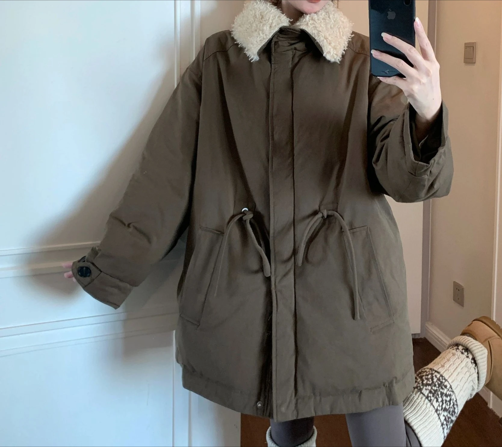 Conjunto de inverno retrô de pele de carneiro de alta classe com gola de pele de carneiro com calor aprimorado