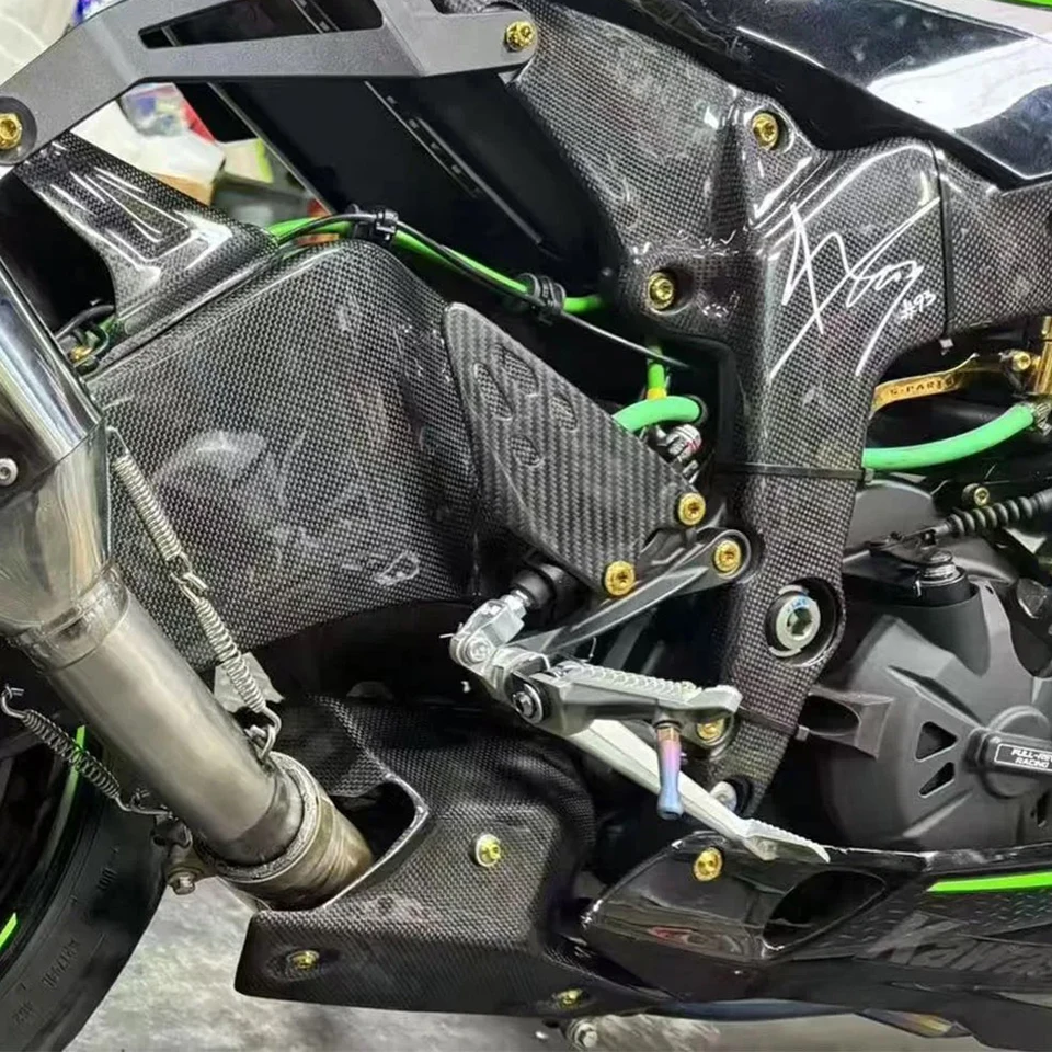 KAWASAKI ZX6R カーボンファイバー リアフットヒールガード Saa325a10d87b426189a5709ec38f1